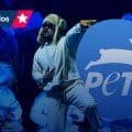 PETA denuncia a Bad Bunny por usar gallinas en los conciertos de su residencia musical