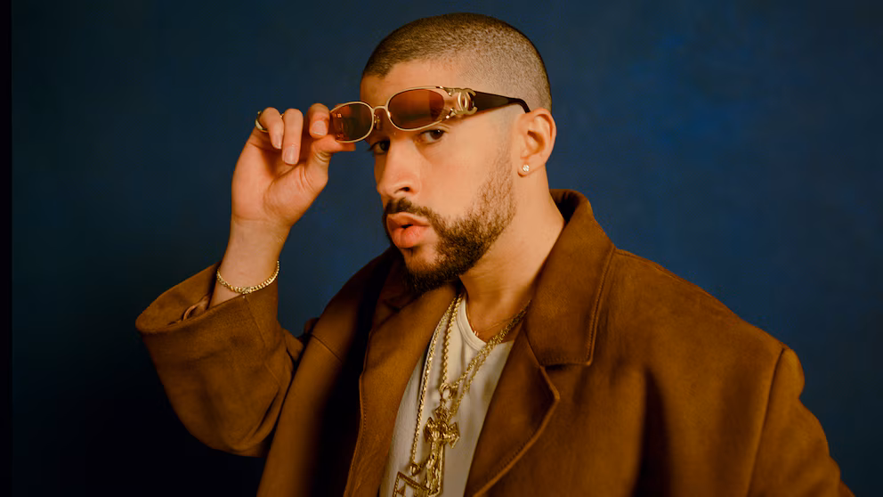 PETA denuncia a Bad Bunny por usar gallinas en los conciertos de su residencia musical 2 PETA denuncia a Bad Bunny por usar gallinas en los conciertos de su residencia musical 2