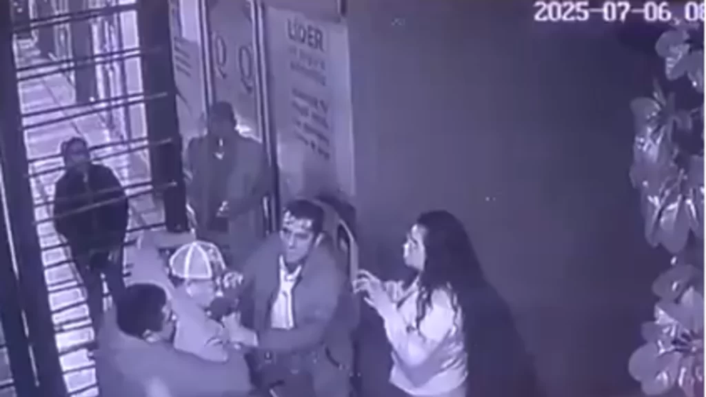 Presuntos agentes de la FGE amenazan a empleados de bar en Texmelucan para evitar pago de cuenta 1 Presuntos agentes de la FGE amenazan a empleados de bar en Texmelucan para evitar pago de cuenta