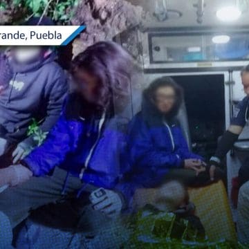 Rescatan a jóvenes atrapados por crecida de río en Huehuetlán el Grande