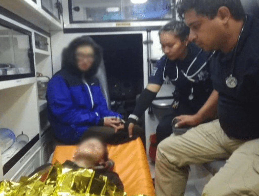 Rescatan a jovenes atrapados por crecida de rio en Huehuetlan el Grande cc