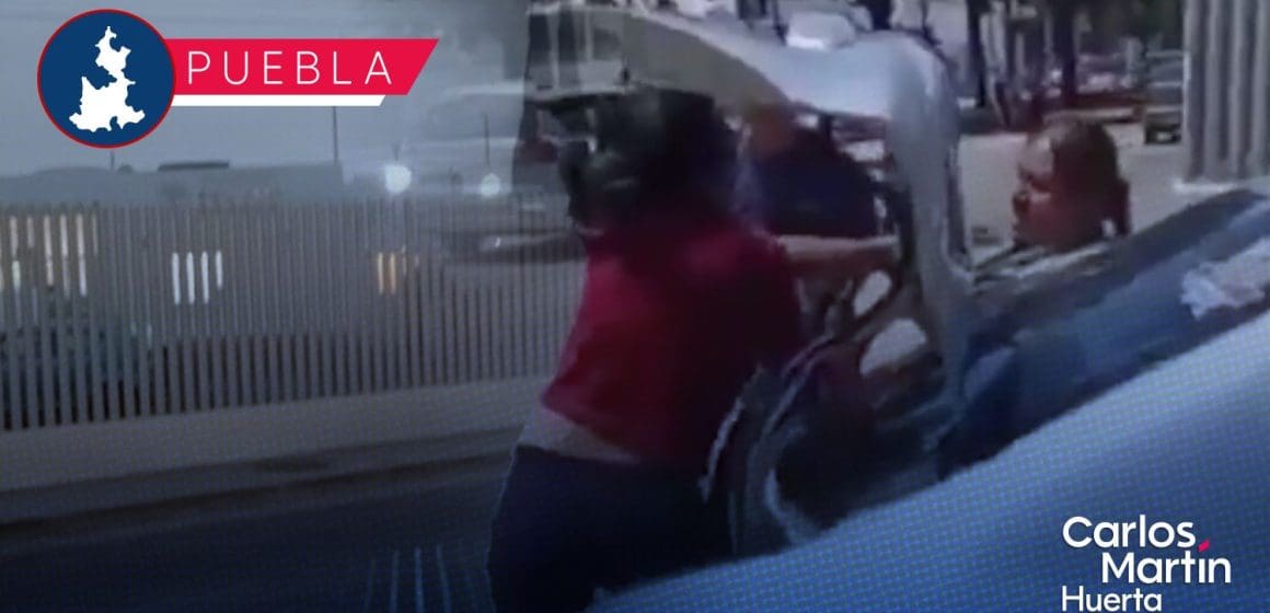 Riña a golpes frente al SEMEFO Puebla; empleadas de funerarias pelean por el traslado de un cuerpo