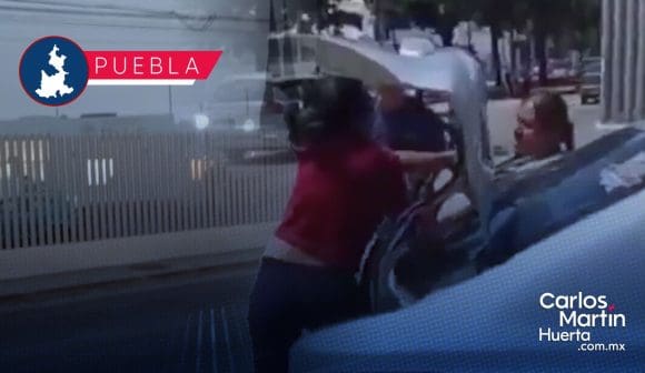Riña a golpes frente al SEMEFO Puebla; empleadas de funerarias pelean por el traslado de un cuerpo