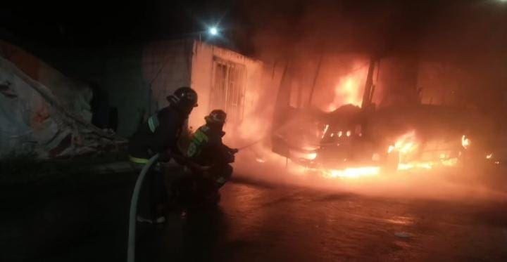 Se incendia microbús afuera de vivienda en Tlachichuca