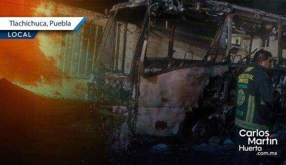 Se incendia microbús afuera de vivienda en Tlachichuca