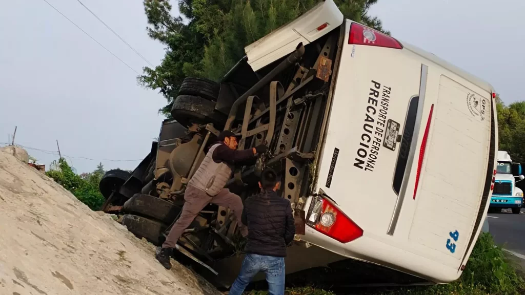 Vuelca transporte de personal en la carretera Tlaxcala-Texmelucan; hay 5 heridos 2 Vuelca transporte de personal en la carretera Tlaxcala Texmelucan hay 5 heridos 3