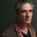 Muere Alon Aboutboul, actor de “Batman: El caballero de la noche asciende”, tras desvanecerse en una playa de Israel