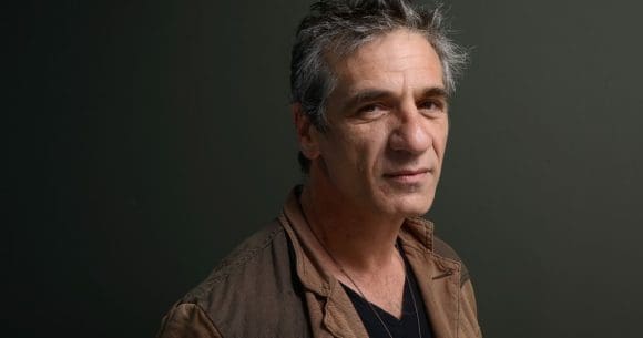 Muere Alon Aboutboul, actor de “Batman: El caballero de la noche asciende”, tras desvanecerse en una playa de Israel