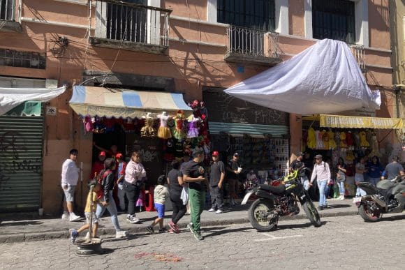 Operativo en Puebla: Comerciantes ambulantes y policías en conflicto en la 8 Poniente