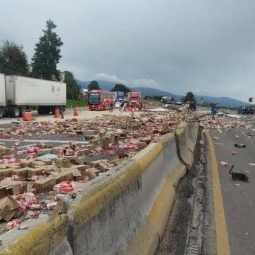 Tragedia en la México-Puebla: Conductor fallece en volcadura de tráiler