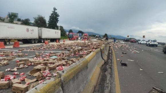 Tragedia en la México-Puebla: Conductor fallece en volcadura de tráiler