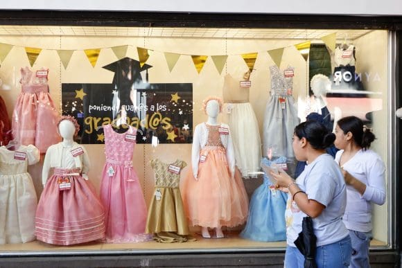 Temporada de graduaciones 2025: Comercios del Centro Histórico de Puebla reportan incremento moderado en ventas