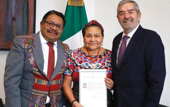 Rigoberta Menchú, Nobel de la Paz, recibe la nacionalidad mexicana