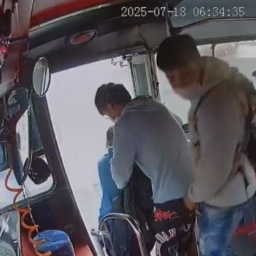Asalto armado en transporte público de Puebla es captado en video