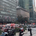 Tiroteo en edificio de oficinas en Manhattan deja al menos dos heridos, incluido un policía