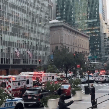 Tiroteo en edificio de oficinas en Manhattan deja al menos dos heridos, incluido un policía