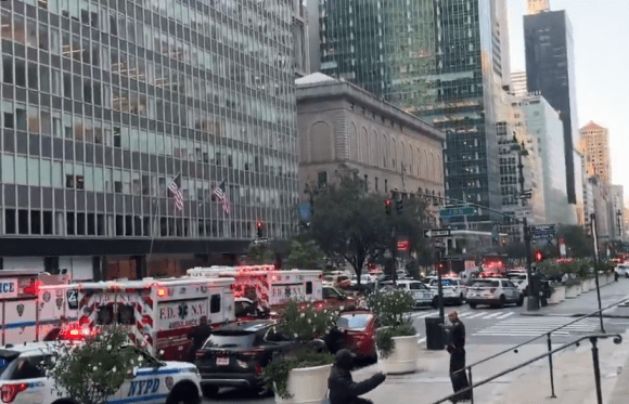 Tiroteo en edificio de oficinas en Manhattan deja al menos dos heridos, incluido un policía