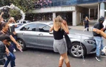 Ximena “N”, “Lady Racista”; es agredida al salir de su audiencia en CDMX