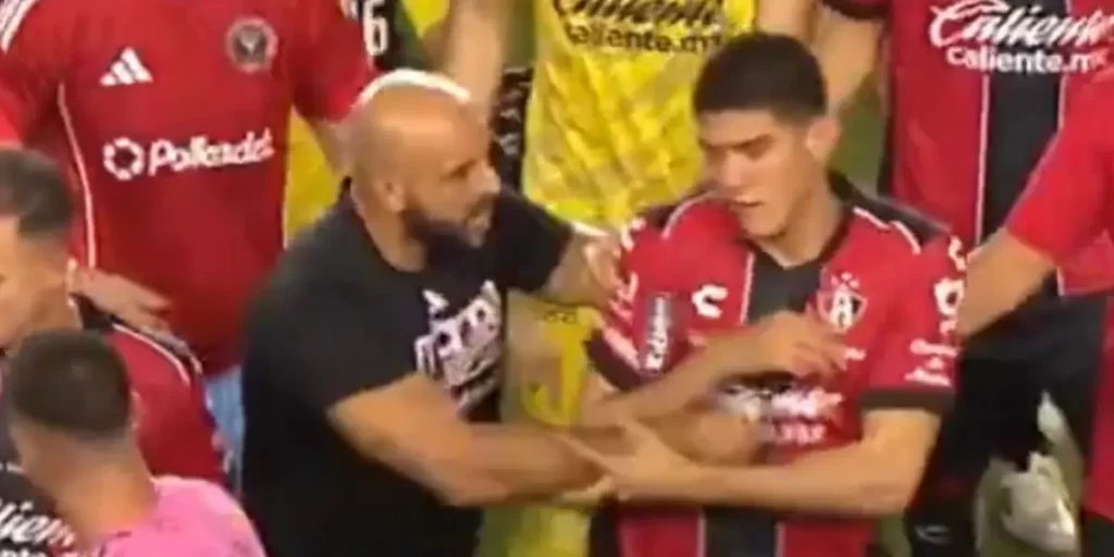 ¡Insólito! Guardaespaldas de Messi empuja a jugador del Atlas tras partido de la Leagues Cup 2025 2 ¡Insolito Guardaespaldas de Messi empuja a jugador del Atlas tras partido de la Leagues Cup 2025 3