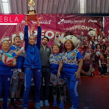 Abuelitos de Puebla brillan en el Torneo de Barrios de Cachibol con más de 150 participantes