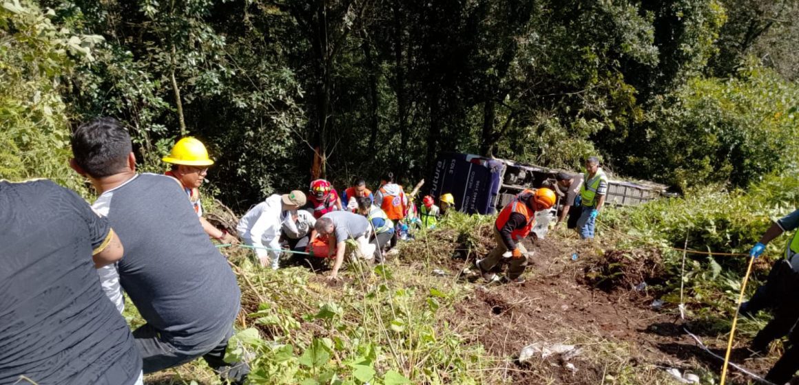 Saldo de 3 muertos y 21 heridos dejó accidente de autobús en Huauchinango