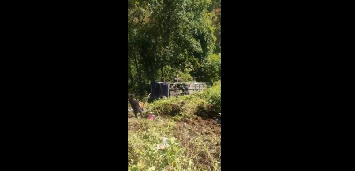 Autobús de pasajeros cae a barranco en Huauchinango; hay varios lesionados
