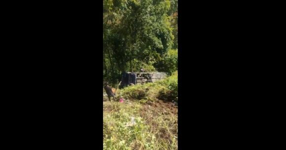 Autobús de pasajeros cae a barranco en Huauchinango; hay varios lesionados
