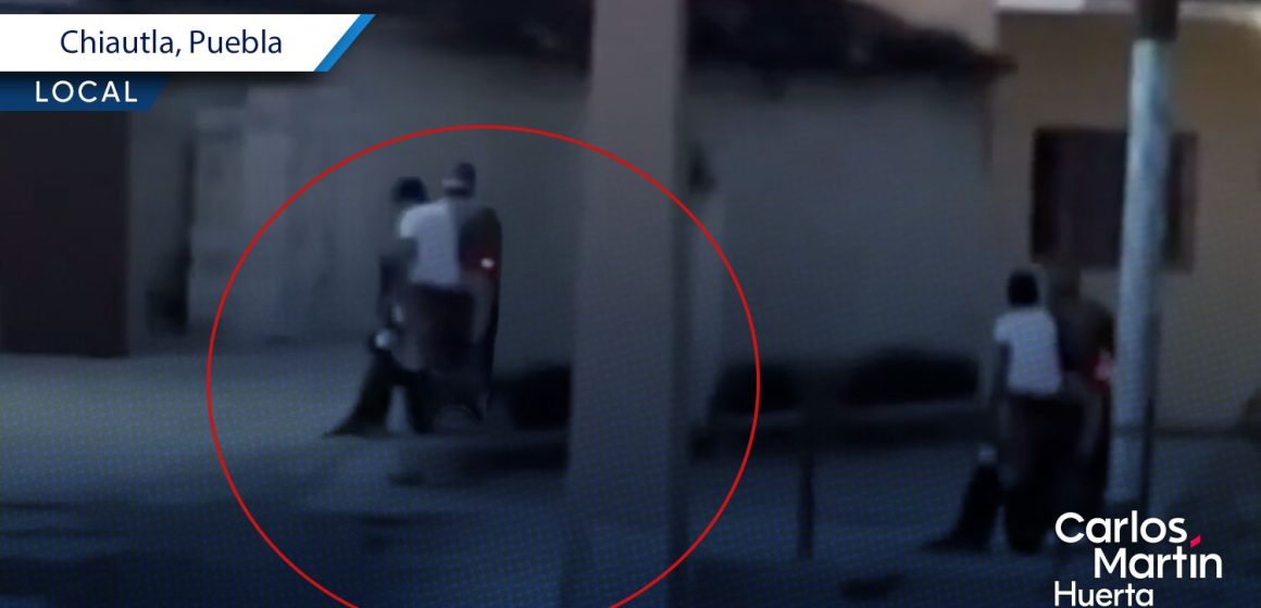 Captan a regidor arrastrando a perro en motocicleta en Chiautla de Tapia