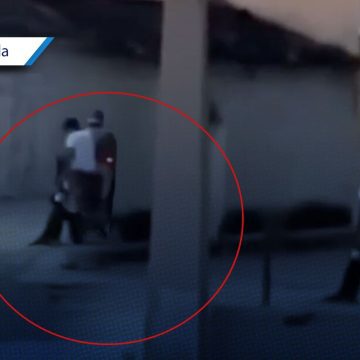 Captan a regidor arrastrando a perro en motocicleta en Chiautla de Tapia