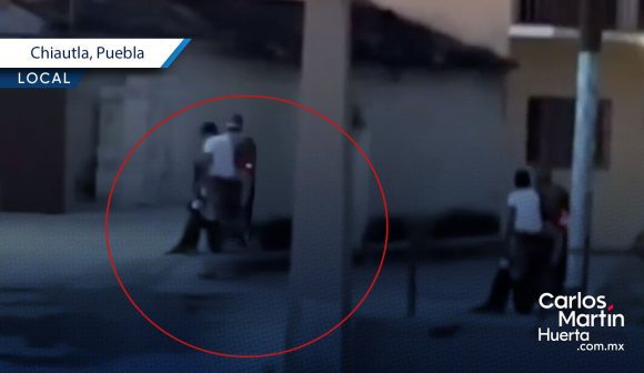 Captan a regidor arrastrando a perro en motocicleta en Chiautla de Tapia