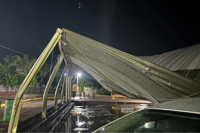 Colapsa techumbre de cancha en Ahuehuetitla tras fuertes lluvias