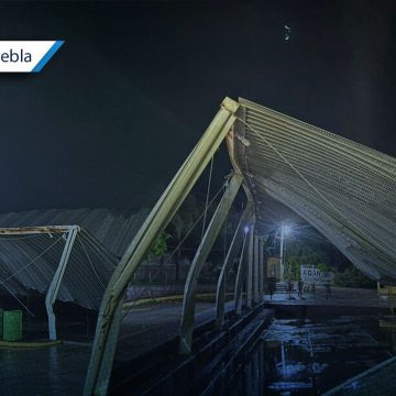 Colapsa techumbre de cancha en Ahuehuetitla tras fuertes lluvias