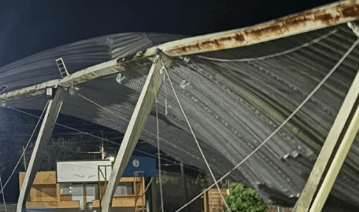 Colapsa techumbre de cancha en Ahuehuetitla tras fuertes lluvias