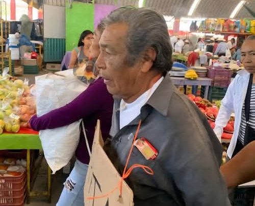 Comerciantes de Izúcar atrapan a ladrón y lo exhiben con letrero de "Soy rata" en el Mercado Revolución 1 Comerciantes de Izúcar atrapan a ladrón y lo exhiben con letrero de "Soy rata" en el Mercado Revolución