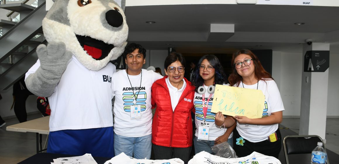 Supervisa Rectora Lilia Cedillo segunda jornada de inscripción para nivel superior en la Arena BUAP