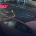 En segundos, roban faros a vehículo en Galaxias Amalucan