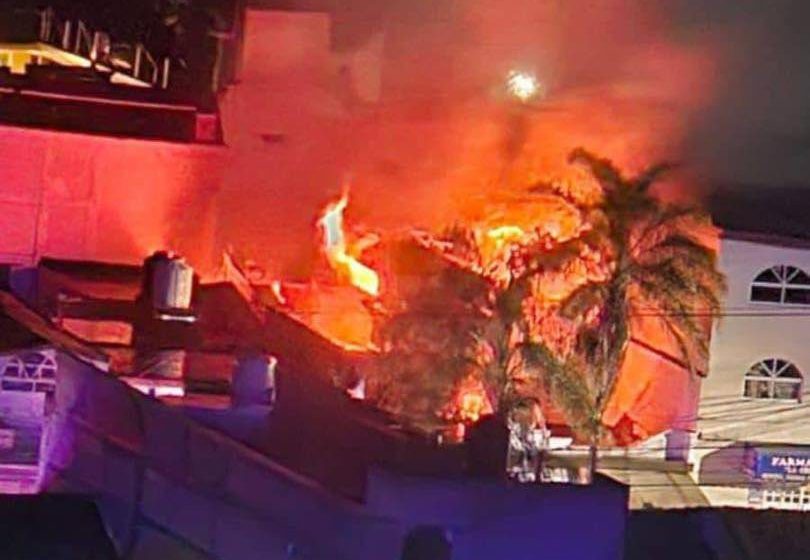 Incendian casa de alcaldesa de Queréndaro, Michoacán