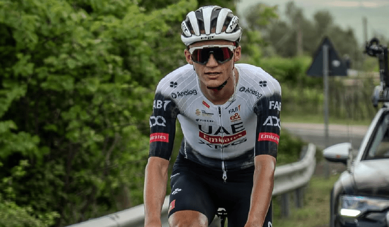 Isaac del Toro sufre lamentable caída en la primera etapa de la Vuelta a Burgos 2025 1 Isaac del Toro sufre lamentable caída en la primera etapa de la Vuelta a Burgos 2025
