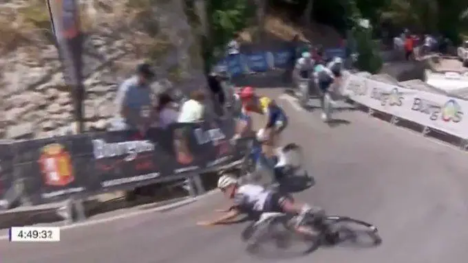 Isaac del Toro sufre lamentable caída en la primera etapa de la Vuelta a Burgos 2025 2 Isaac del Toro sufre lamentable caida en la primera etapa de la Vuelta a Burgos 2025 3