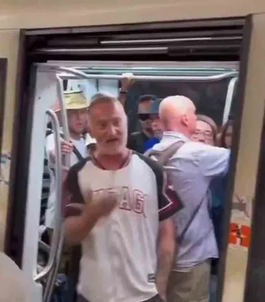 Italiano insulta y agrede a turistas mexicanos en metro de Roma; responden con canción de John Lennon 2 Italiano insulta y agrede a turistas mexicanos en metro de Roma responden con cancion de John Lennon 2