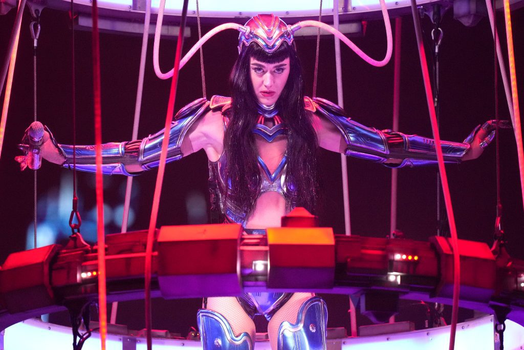Katy Perry sufre descarga eléctrica durante su concierto en Carolina del Norte