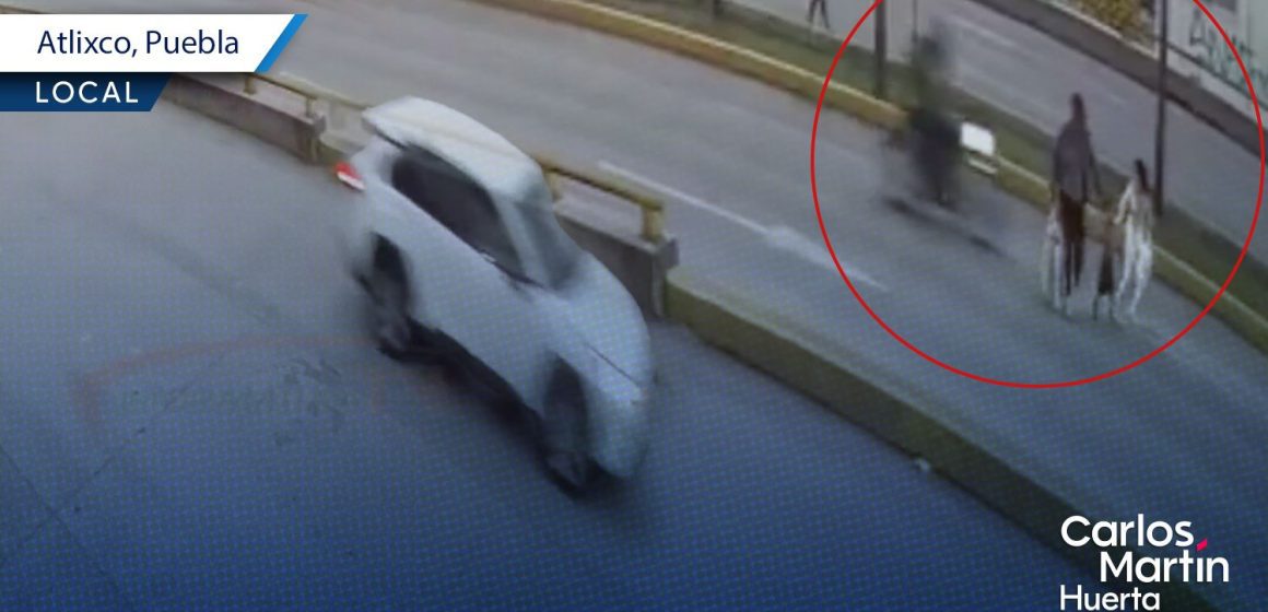 Madre no se fija al cruzar y provoca que motocicleta impacta a sus hijos en Atlixco