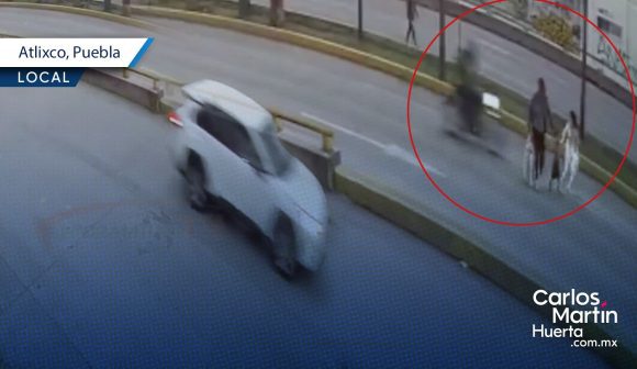 Madre no se fija al cruzar y provoca que motocicleta impacta a sus hijos en Atlixco