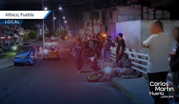 Muere mujer tras choque de motocicleta contra taxi en Atlixco