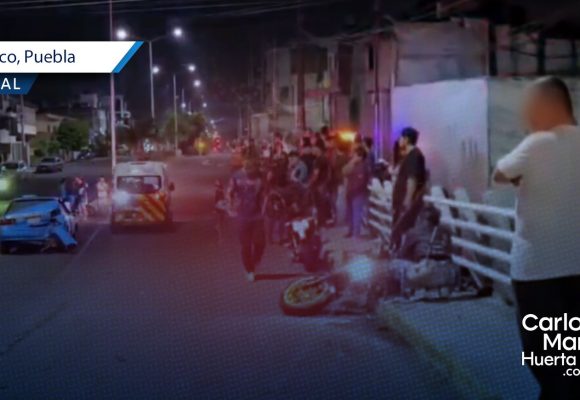 Muere mujer tras choque de motocicleta contra taxi en Atlixco