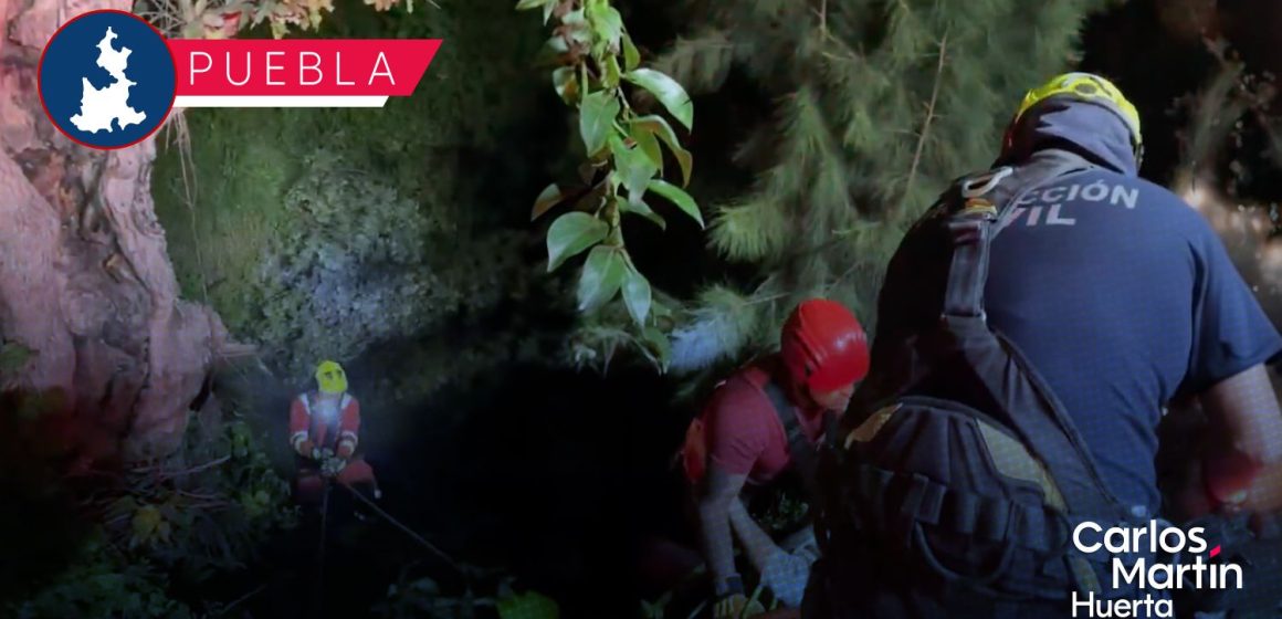 Mujer cae en una barranca en la colonia Joaquín Colombres; bomberos la rescatan
