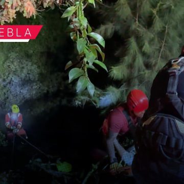 Mujer cae en una barranca en la colonia Joaquín Colombres; bomberos la rescatan
