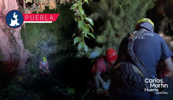 Mujer cae en una barranca en la colonia Joaquín Colombres; bomberos la rescatan