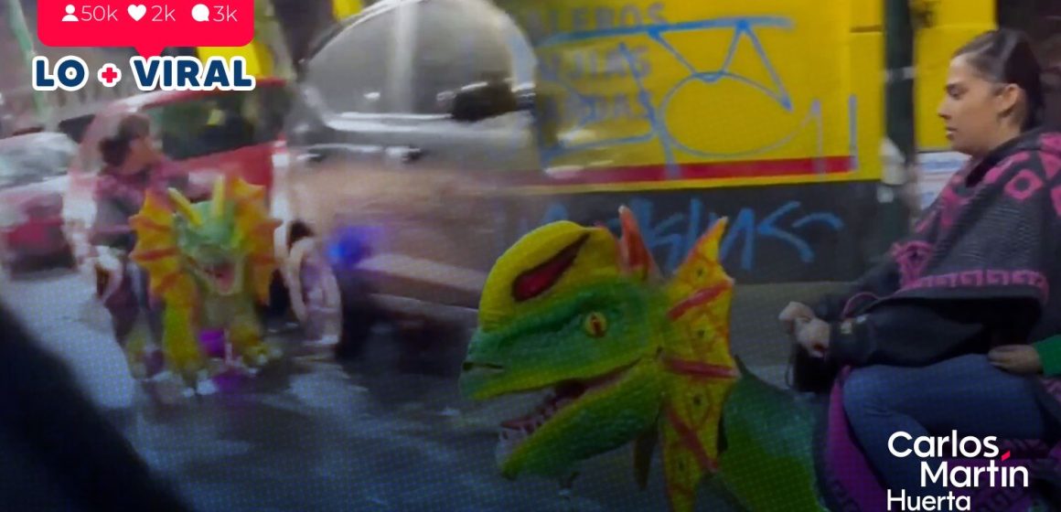 Mujer se vuelve viral tras circular con dinosaurio eléctrico en las calles de CDMX