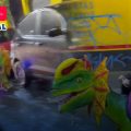 Mujer se vuelve viral tras circular con dinosaurio eléctrico en las calles de CDMX
